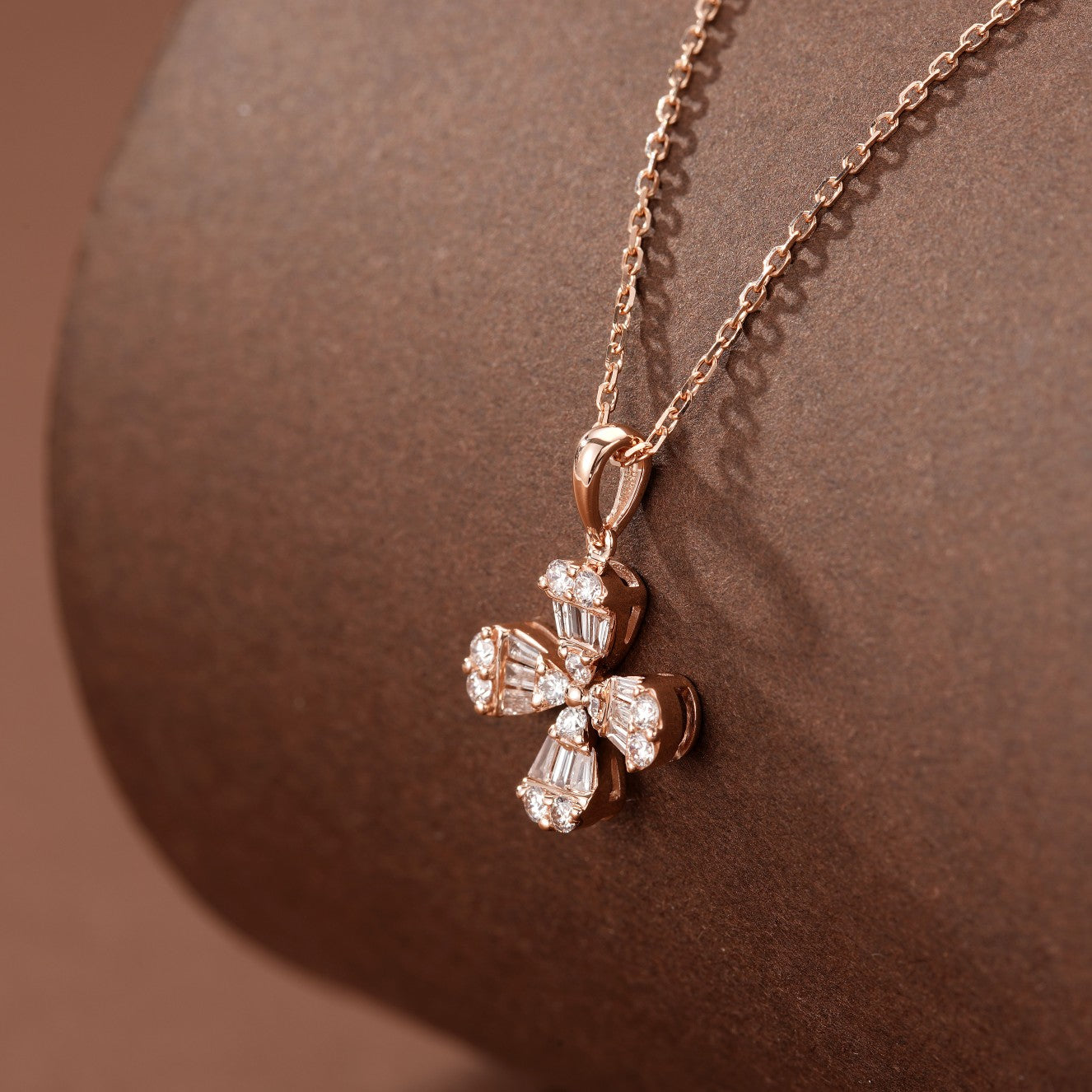 Exquisite Four-Leaf Clover Waterdrop Pendant Jewelry - White Diamond Pendant