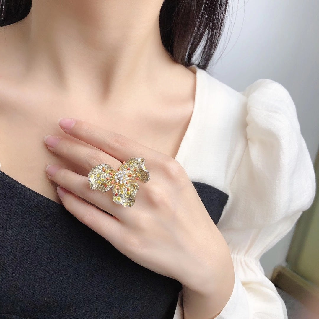 Exquisite Three-Piece Jewelry Set: Diamond Pendant Brooch and Ring - Yellow Diamond Pendant