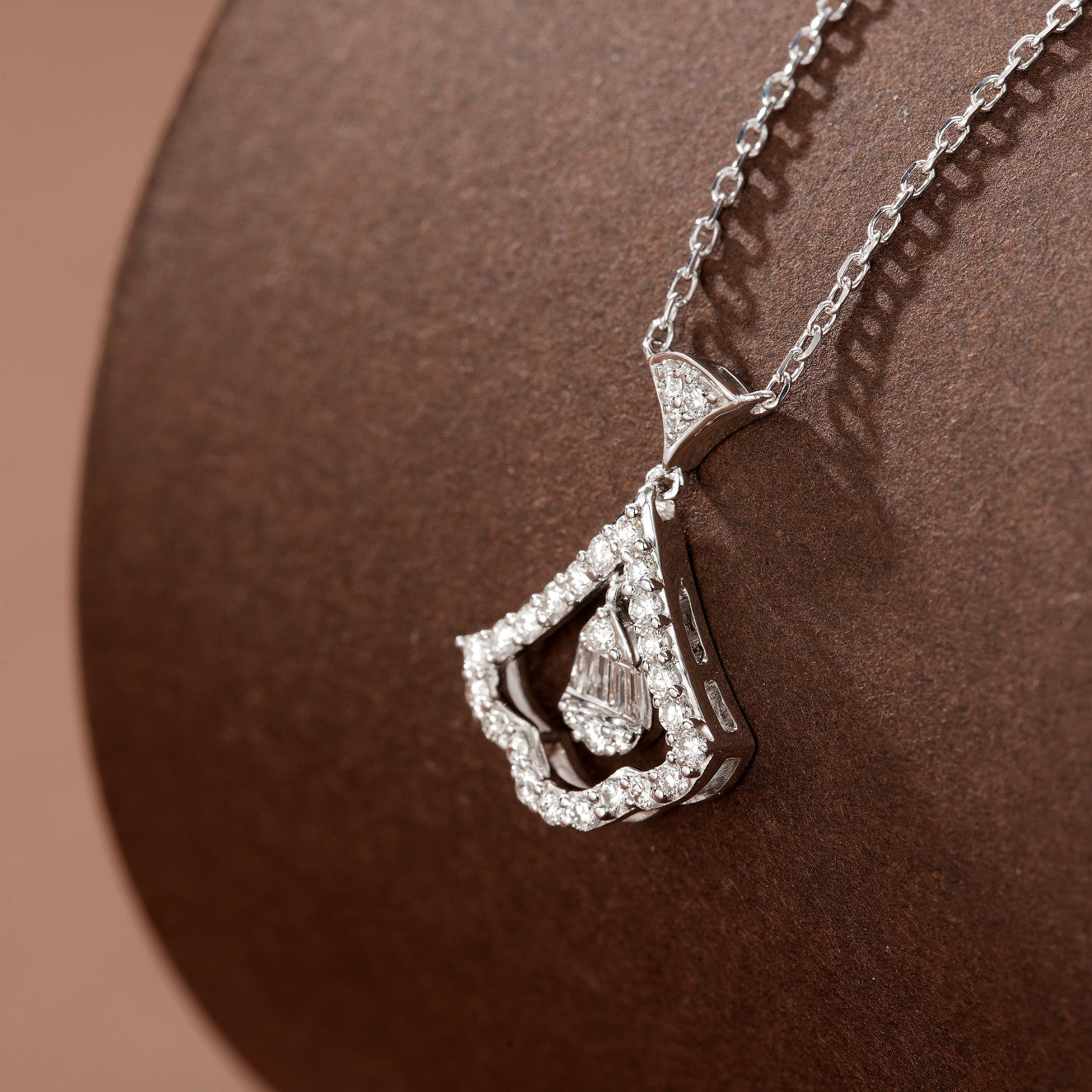 Exquisite Water Drop Pendant Necklace in Jewelry Collection - White Diamond Pendant