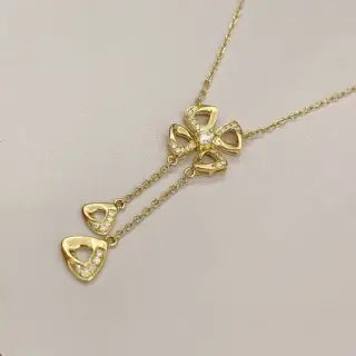 Chic Minimalist 18k Gold Flower Necklace: Embracing the Cool Indie Style