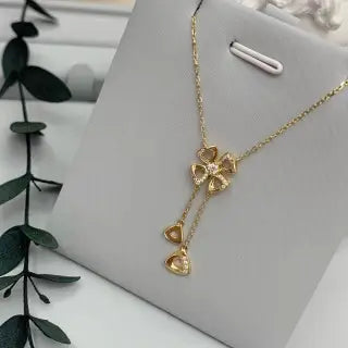 Chic Minimalist 18k Gold Flower Necklace: Embracing the Cool Indie Style