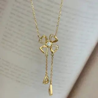 Chic Minimalist 18k Gold Flower Necklace: Embracing the Cool Indie Style