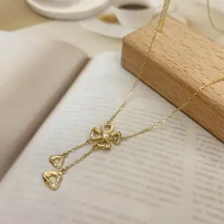 Chic Minimalist 18k Gold Flower Necklace: Embracing the Cool Indie Style