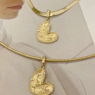 Elegant 18k Gold Diamond Heart Butterfly Universal Clasp Pendant: A Chic and Luxurious Accessory