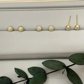 Elevate Your Style with 18k Gold Studded Stud Earrings: A Blend of Minimalist Luxury and Bold Elegance