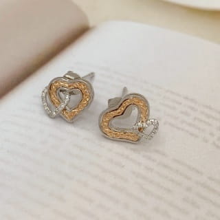 Elevate Your Style with 18K Gold Heart Earrings: A Blend of Simplicity and Luxury