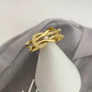 Elegant Japanese Minimalist Luxury Diamond Ring: 18K Gold with Flipping Design