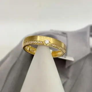 Elevate Your Style with a Japanese-Inspired Luxurious Diamond Ring in 18K Gold