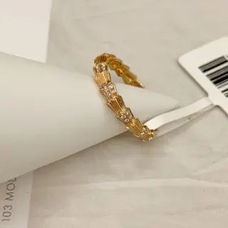 Elegant Japanese Minimalist Luxury Diamond Ring: 18K Gold Flip Design for Timeless Elegance **Article:** In the world