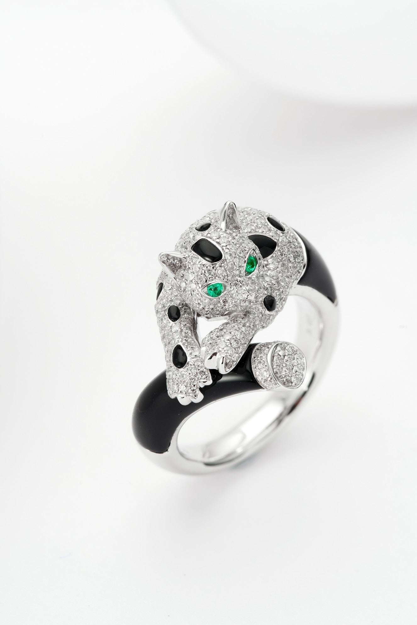 Leopard Ring - Exquisite Jewelry Piece with a Sparkling Gemstone - White Diamond Ring