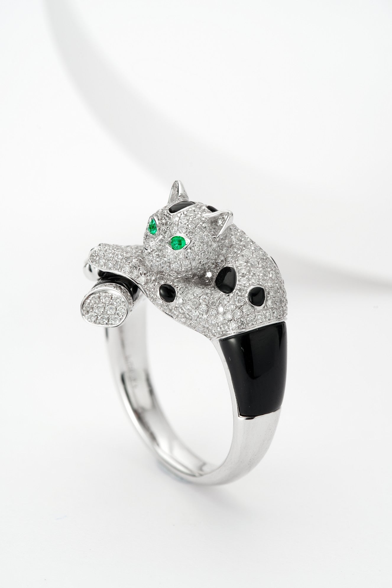 Leopard Ring - Exquisite Jewelry Piece with a Sparkling Gemstone - White Diamond Ring