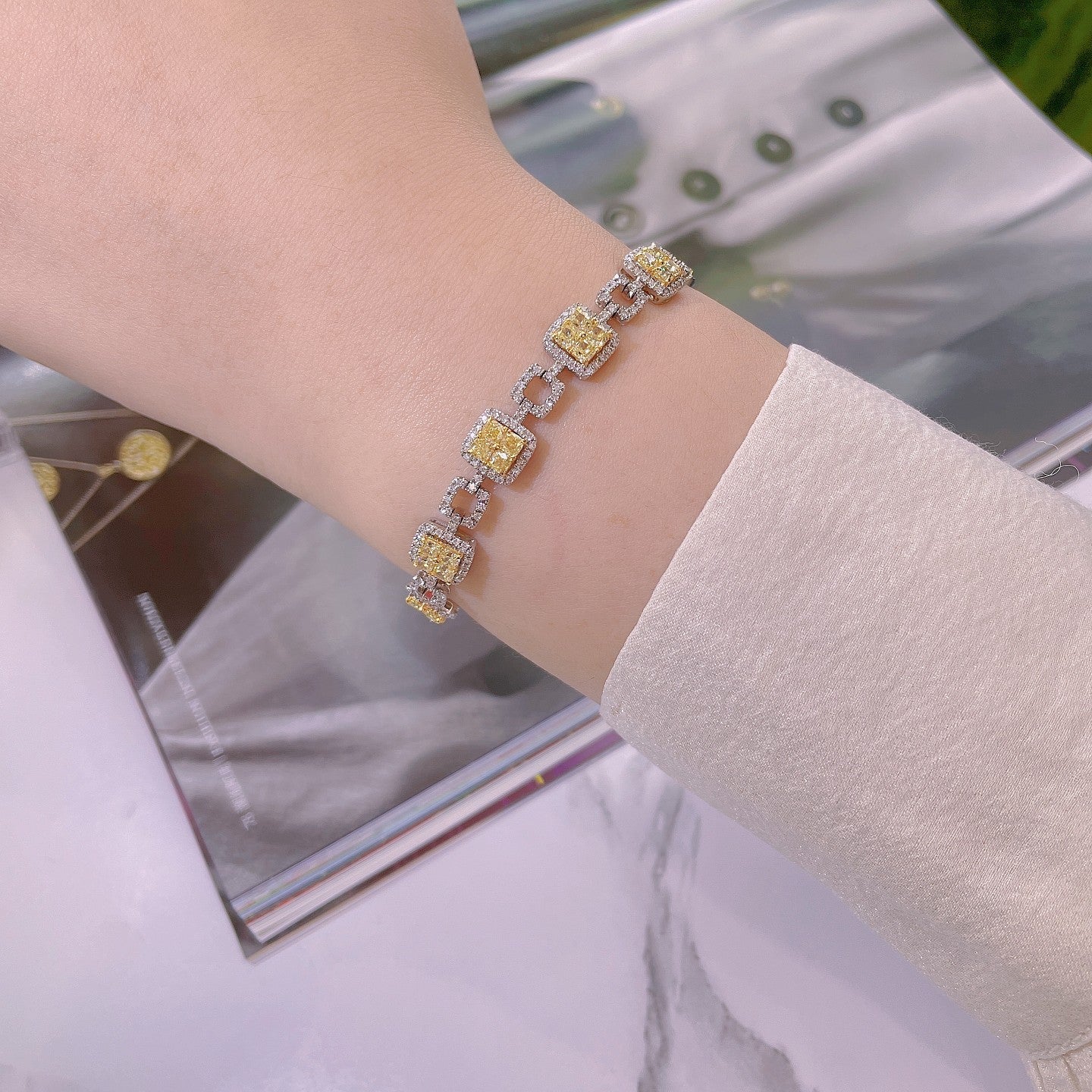 Luxurious Diamond-Encrusted Jewelry: Diamond Tianzi Bracelet - Yellow Diamond Bracelet