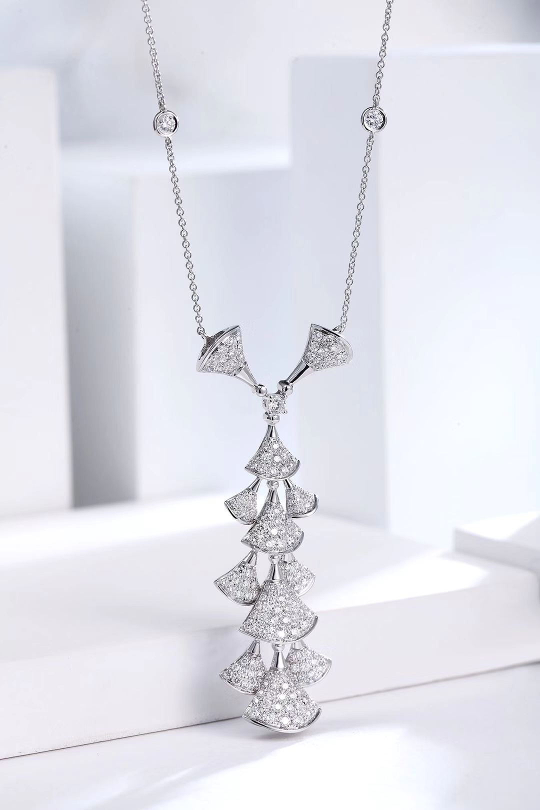 Luxurious Fan Pendant Jewelry - A Sparkling Gemstone Marvel - White Diamond Necklace