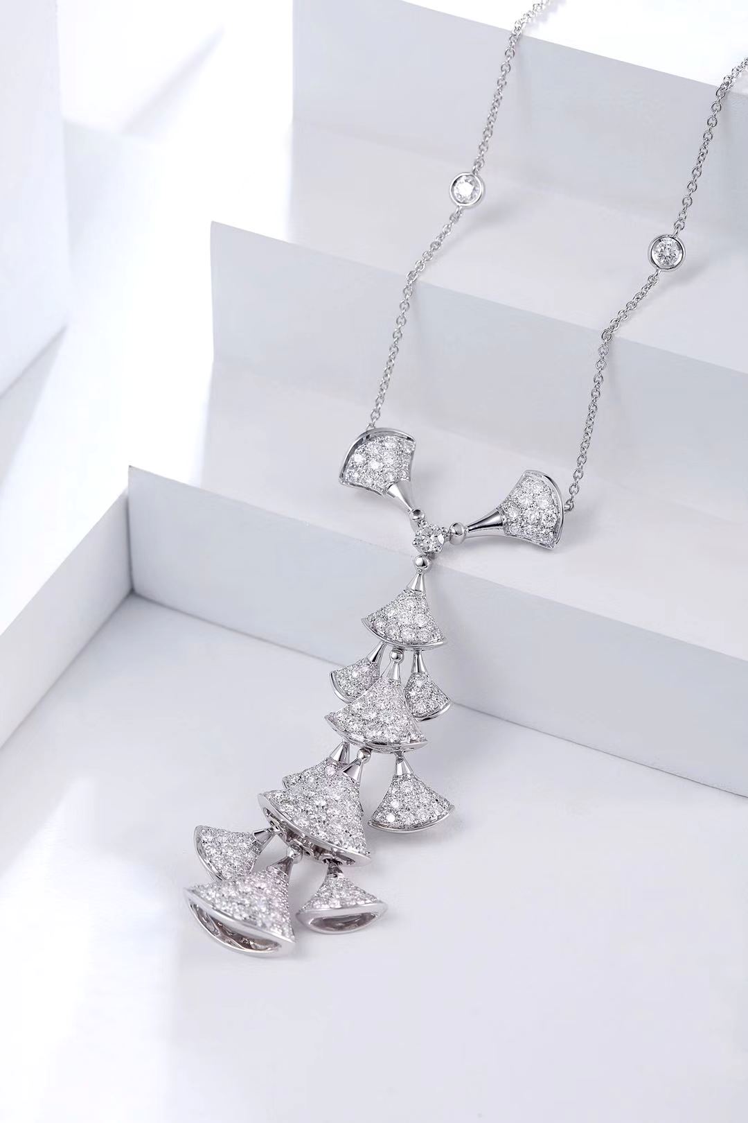 Luxurious Fan Pendant Jewelry - A Sparkling Gemstone Marvel - White Diamond Necklace