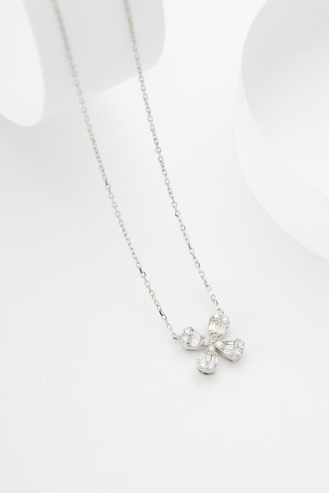 Luxurious Four-Leaf Clover Pendant Jewelry - White Diamond Pendant