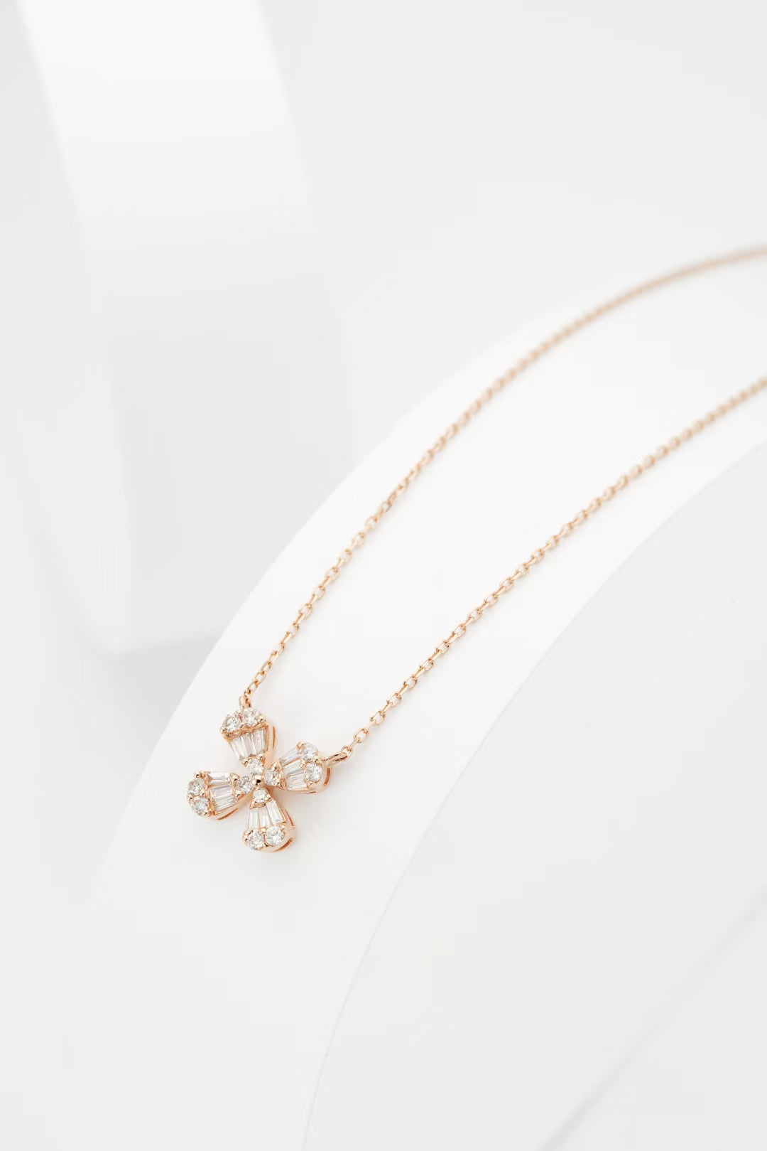 Luxurious Four-Leaf Clover Pendant Jewelry - White Diamond Pendant