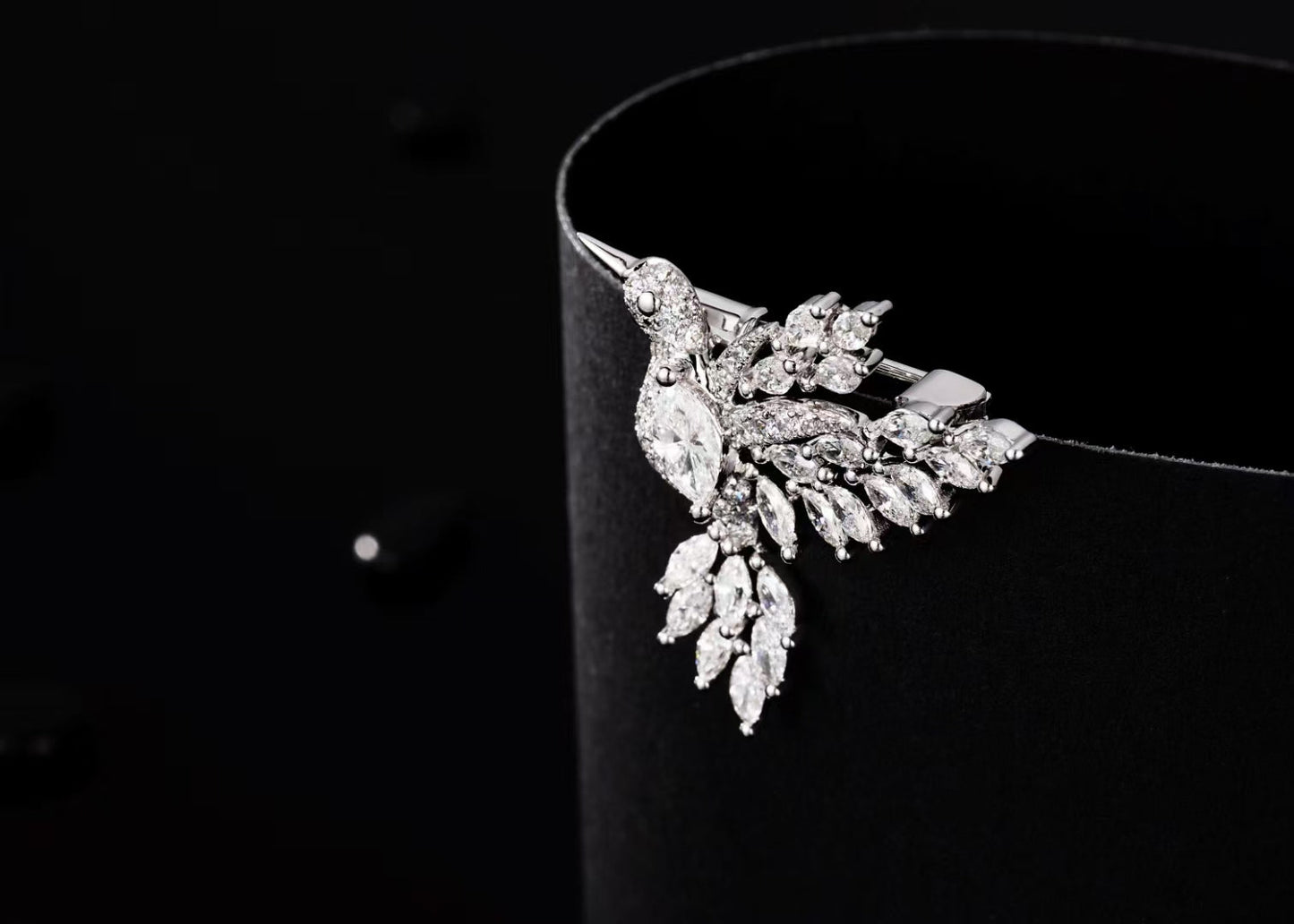 Magnificent Diamond-Encrusted Magpie Brooch Jewelry - Brooch