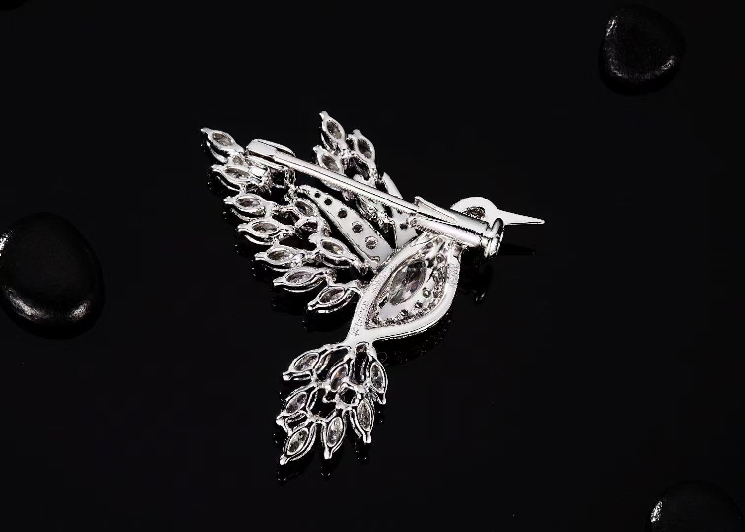 Magnificent Diamond-Encrusted Magpie Brooch Jewelry - Brooch