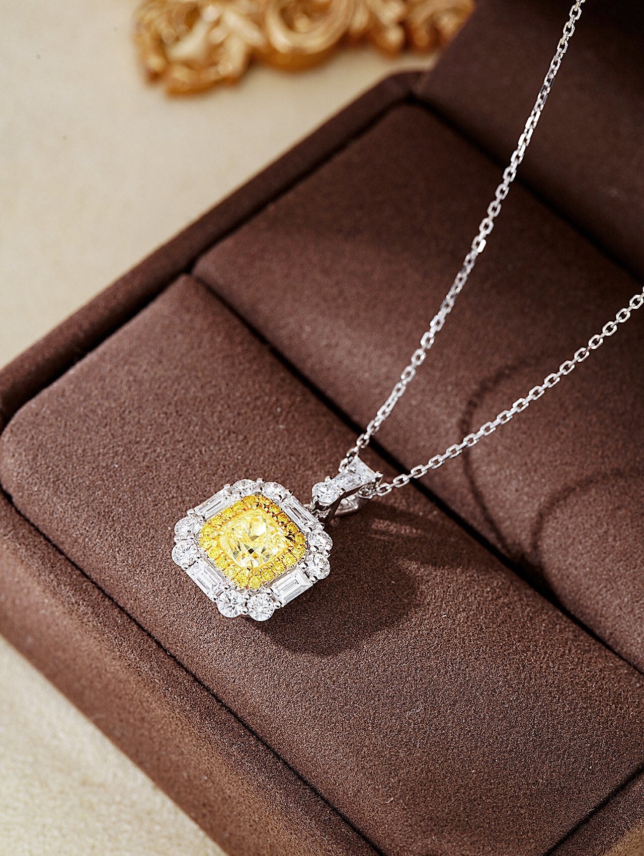 Pillow-Shaped Four-T Melon Seed Clasp Pendant Jewelry - Yellow Diamond Pendant