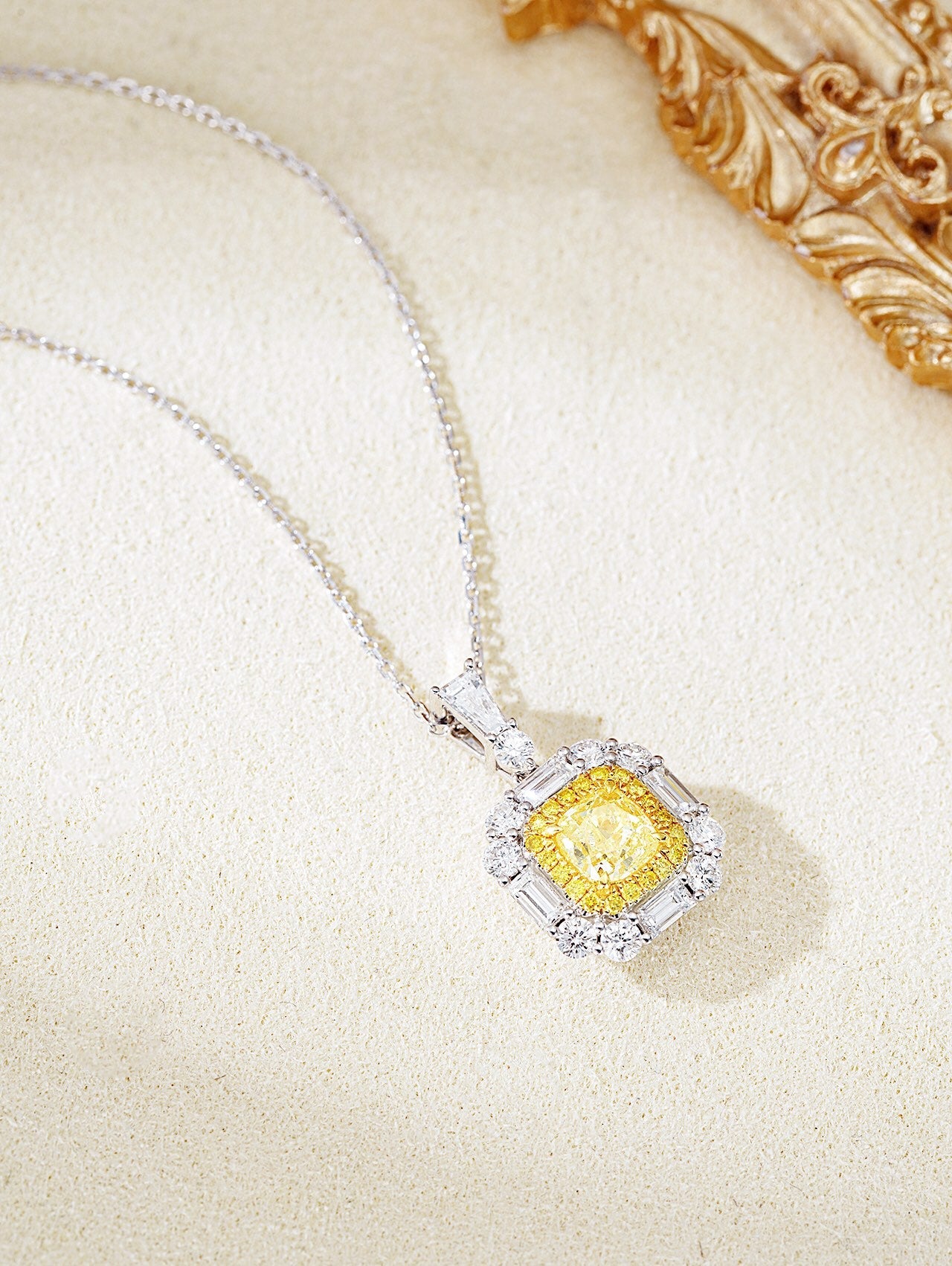 Pillow-Shaped Four-T Melon Seed Clasp Pendant Jewelry - Yellow Diamond Pendant