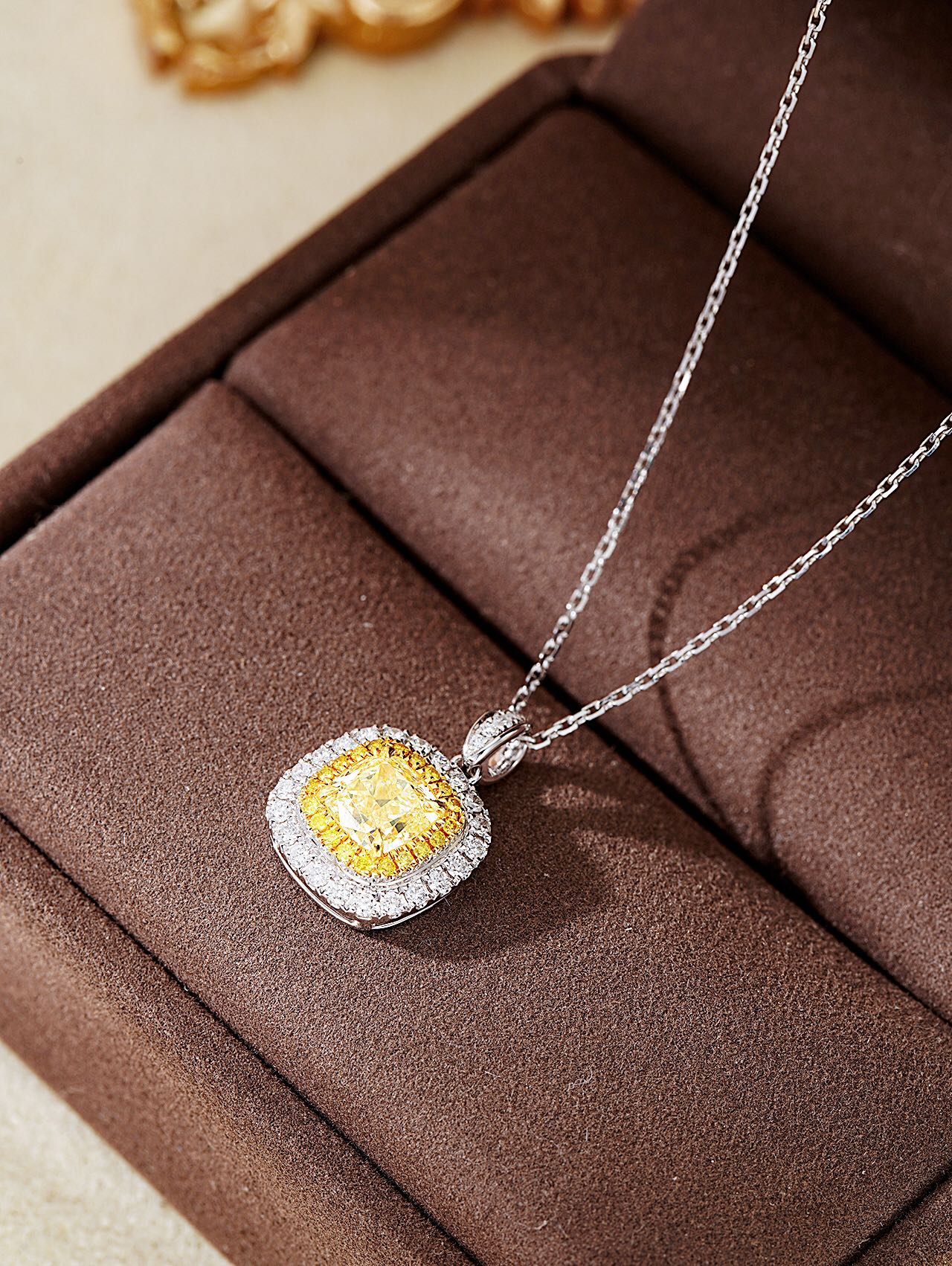 Pillow-Shaped Melon Seed Clasp Pendant Jewelry - Yellow Diamond Pendant