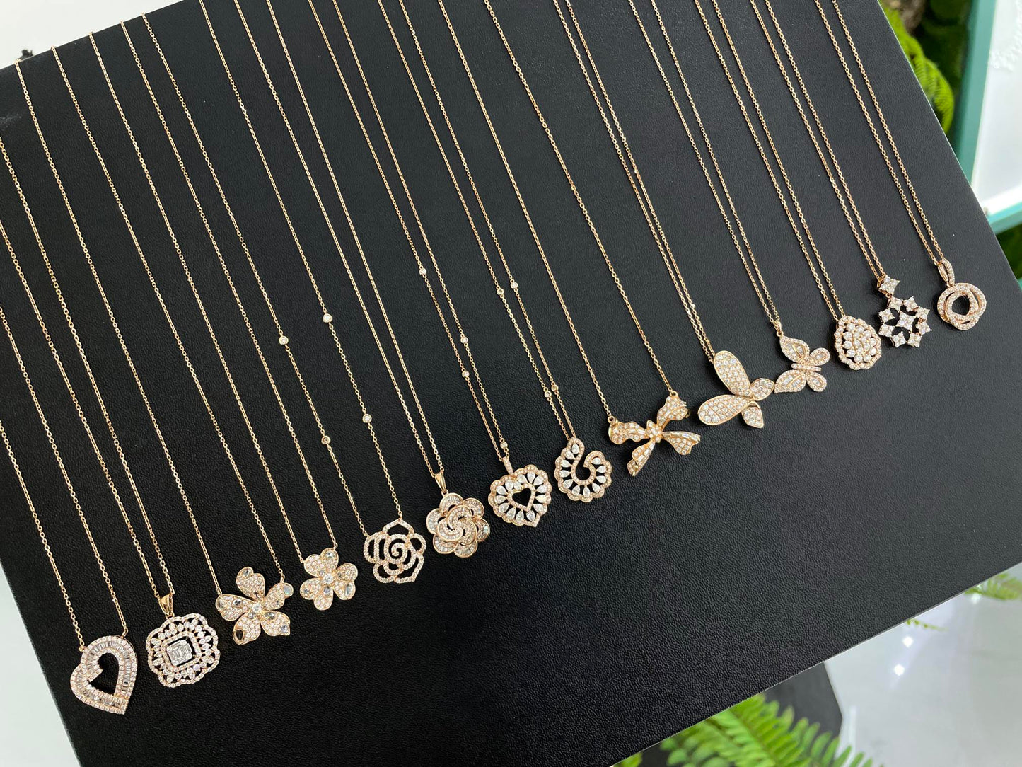 Rose Gold Pendant Collection: Exquisite Jewelry for Every Occasion - White Diamond Pendant