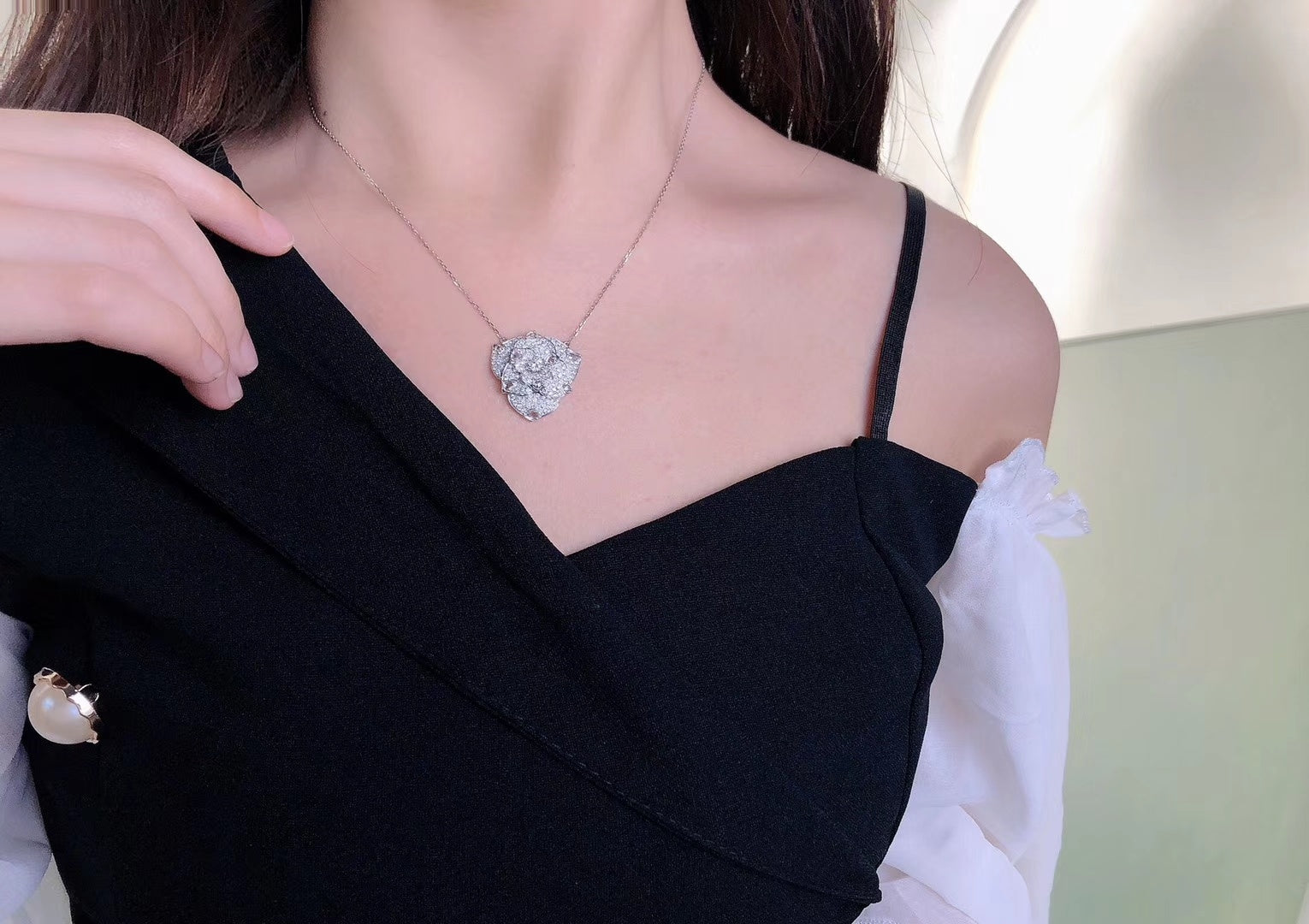 Rose Pendant Jewelry: A Sparkling Gemstone Treasure - White Diamond Pendant