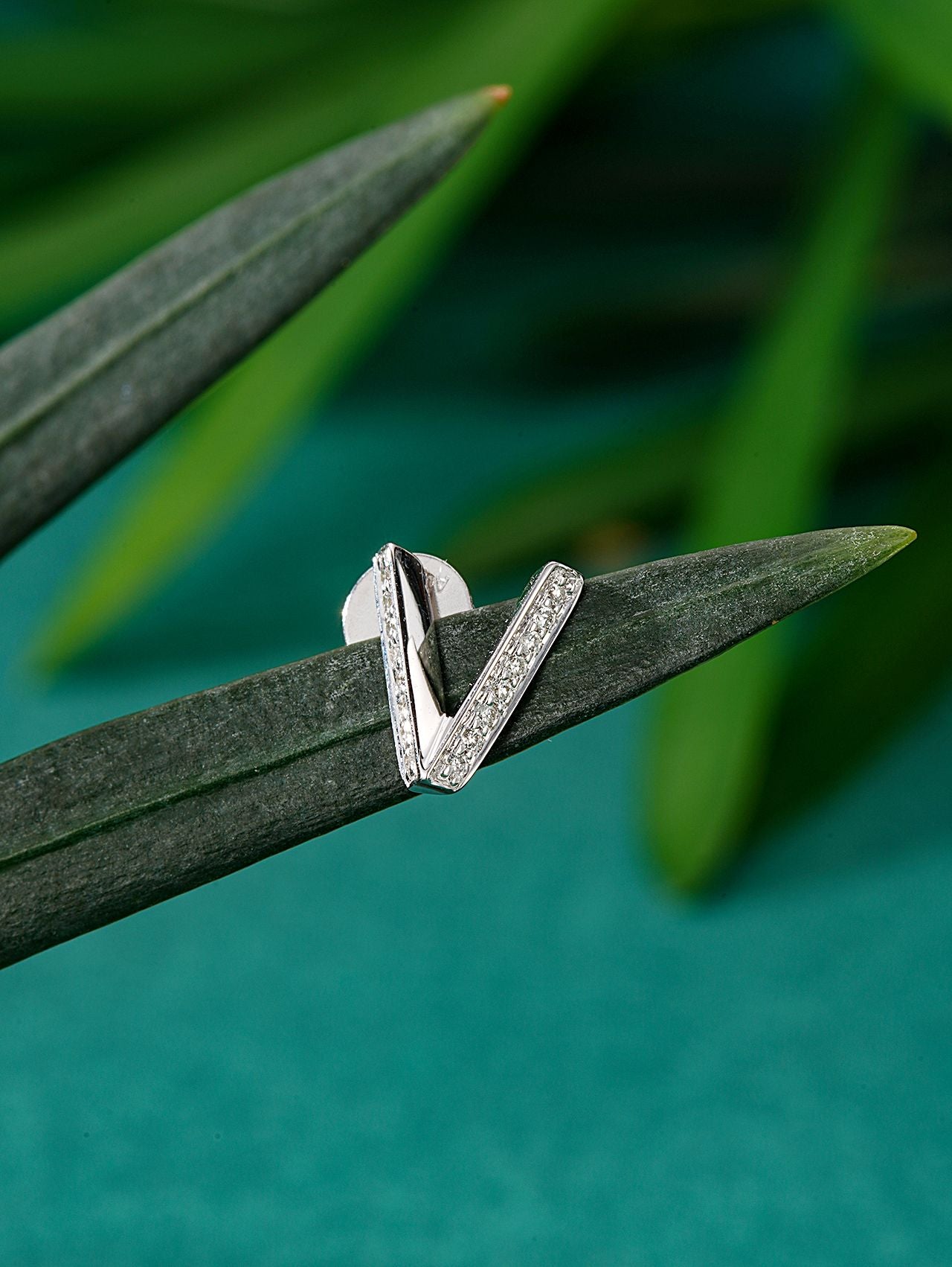 Single Letter "V" Earring in Sparkling Design - Unique Jewelry Piece - Jeweler.Jewelry