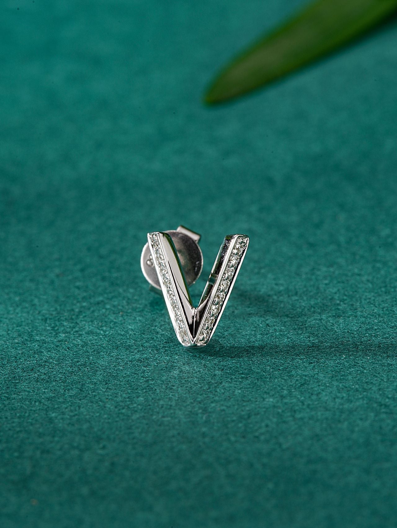 Single Letter "V" Earring in Sparkling Design - Unique Jewelry Piece - Jeweler.Jewelry