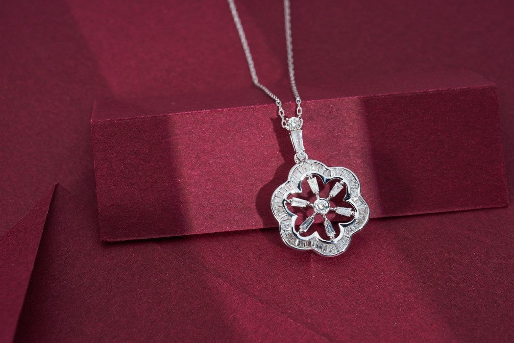 Six-Petal Compass Pendant Jewelry - White Diamond Pendant