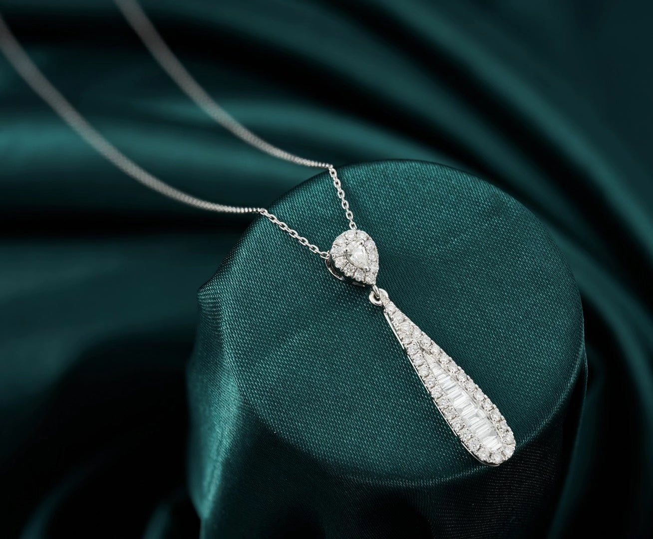 Sparkling Dewdrop Pendant: Elegant Jewelry Piece - White Diamond Pendant