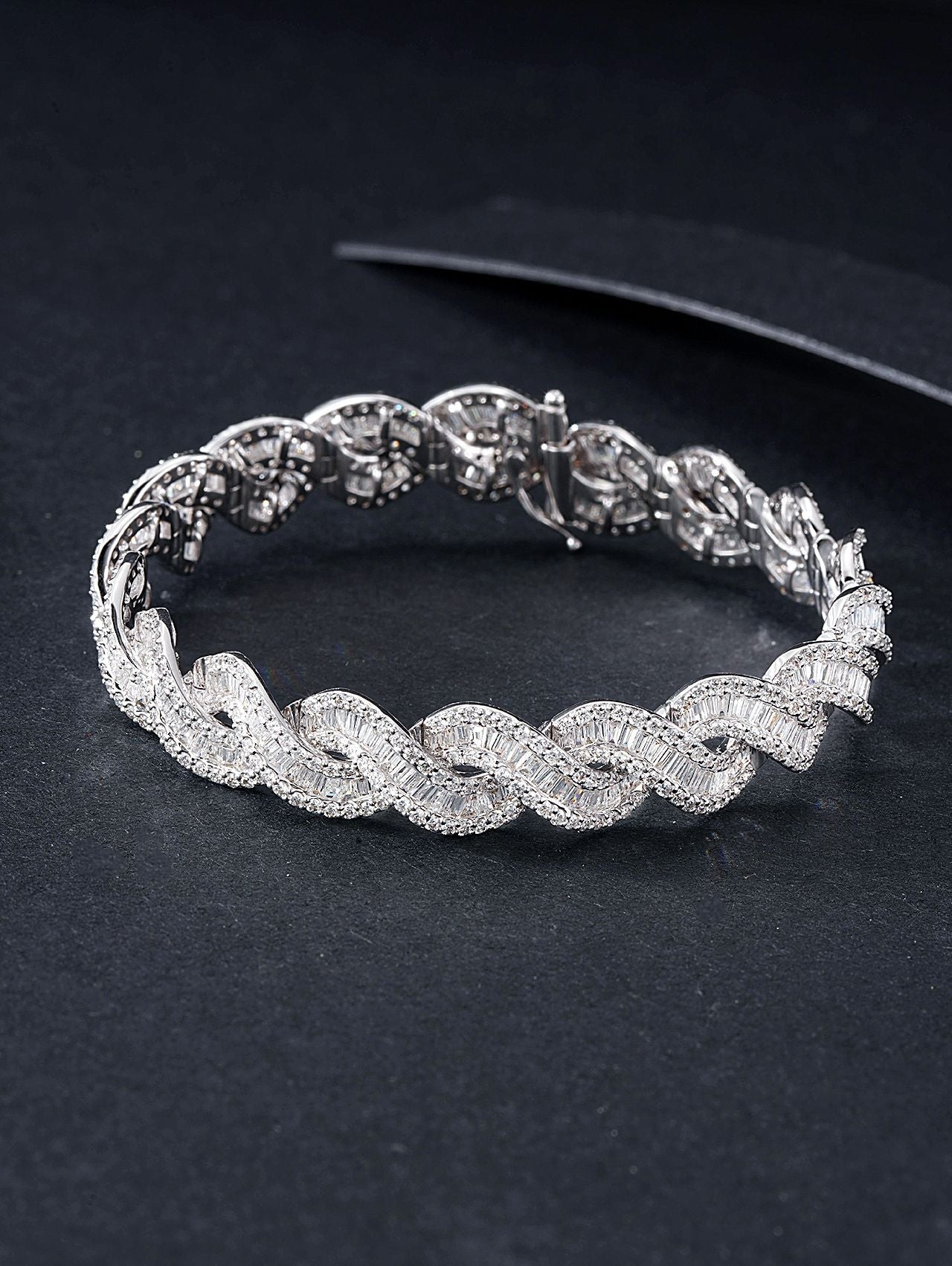 Twisted Rope T-Circle Bracelet - Exquisite Jewelry Piece - White Diamond Bracelet